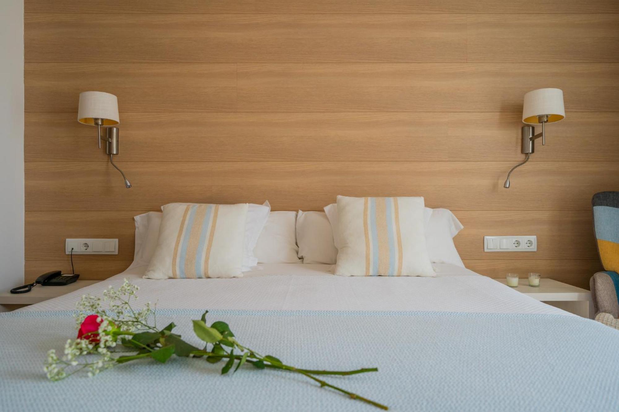 Hostal Menurka ثيوداديلا المظهر الخارجي الصورة