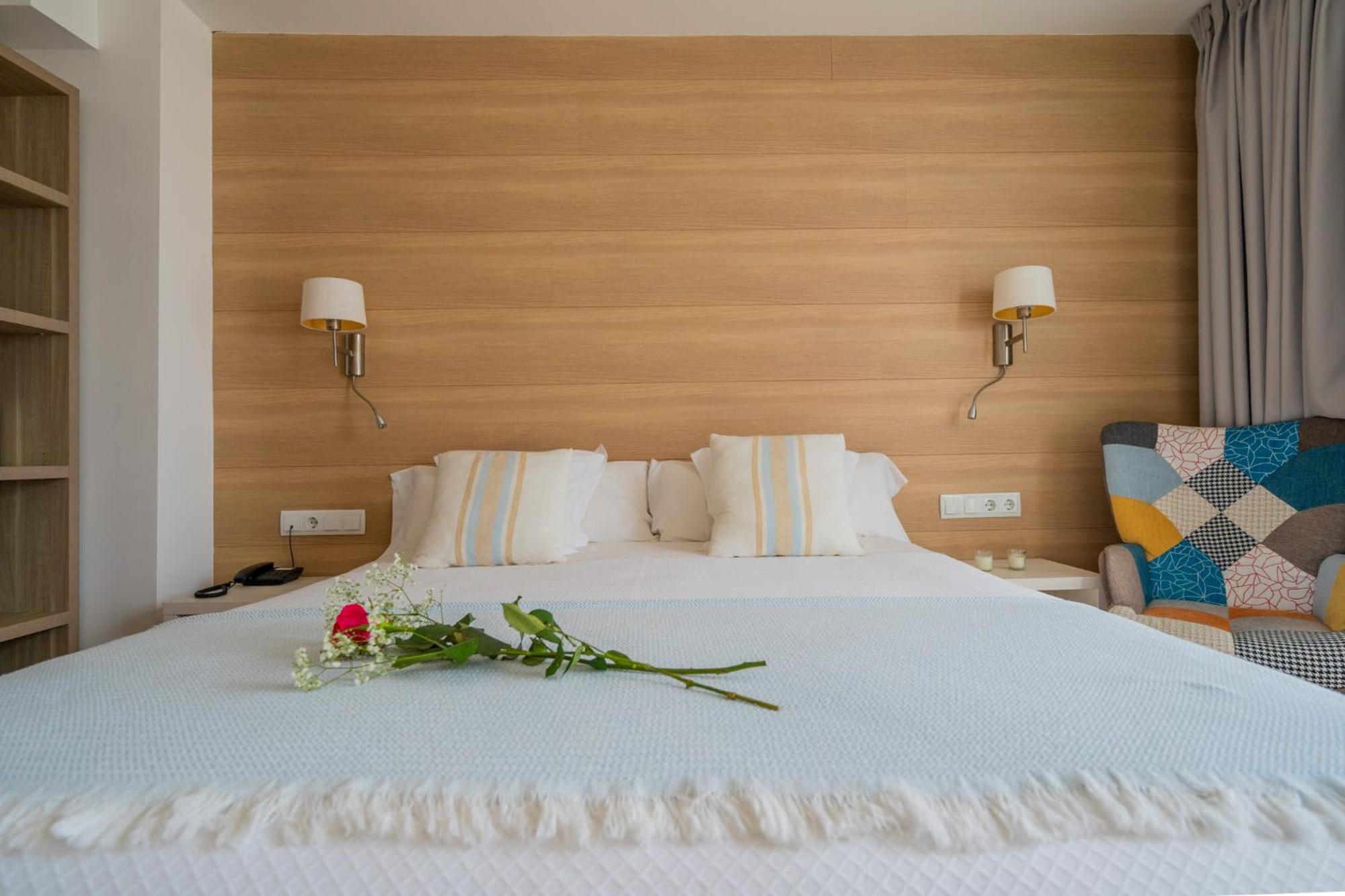Hostal Menurka ثيوداديلا المظهر الخارجي الصورة